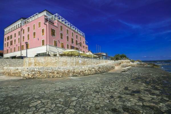 Rotonda Novigrad Pensiune